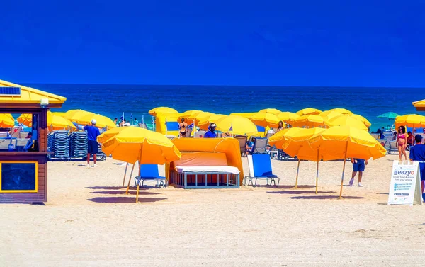 Miami Beach Florida Usa Május 2019 Emberek Strandon Napsütéses Napon — Stock Fotó