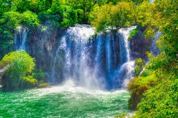Wodospad Kravica Bośni Hercegowinie Otoczony Drzewami Zielenią Słoneczny Wiosenny Dzień — Zdjęcie stockowe