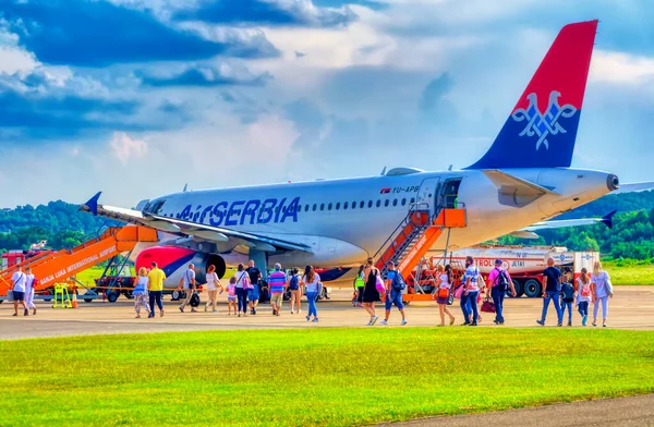 BANJA LUKA, BOSNIA VE HERZEGOVINA, 31 Temmuz 2019: Bosna-Hersek 'in Banja Luka kentindeki Banjaluka Uluslararası Havaalanı' ndaki Air Serbia uçağına binen yolcular.