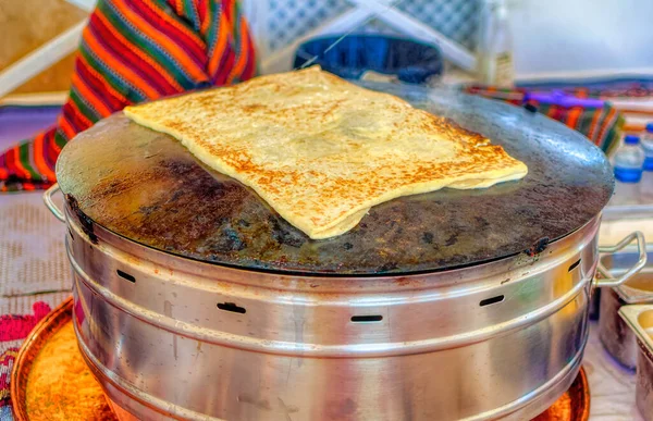 Fırında pişirme zamanında peynir ve çeşitli baharatlarla doldurulmuş gözleme olarak bilinen geleneksel Türk hamur işi.