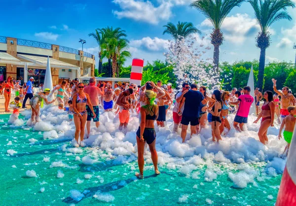 ANTALYA, TURKEY, 03 Ağustos 2019: Türkiye 'nin Antalya kentinde yaz günü köpük partisinde turistler.