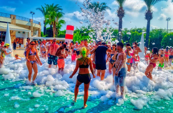ANTALYA, TURKEY, 03 Ağustos 2019: Türkiye 'nin Antalya kentinde yaz günü köpük partisinde turistler.