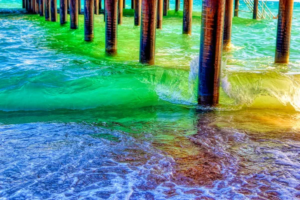 Las Olas Del Mar Entre Los Pilares Del Muelle Situado —  Fotos de Stock