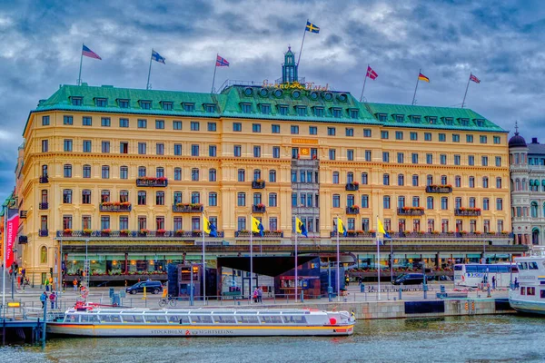 STOCKHOLM, SWEDEN, 16 Eylül 2019: Stockholm, İsveç 'teki Grand Hotel' in önündeki gezi teknesi.