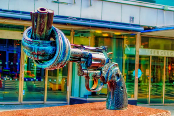 斯德哥尔摩 2019年9月18日 非暴力 也被称为 Knotted Gun 青铜雕塑 由瑞典艺术家Carl Fredrik Reutersward制作 — 图库照片