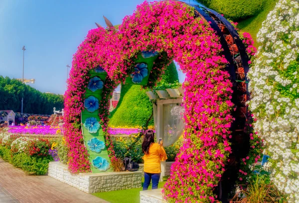 DUBAI, BAE, Kasım 05 2019: Birleşik Arap Emirlikleri, Dubai 'de bulunan Mucize Bahçesi' nin içindeki çiçeklerle süslenmiş şekil sahibi insanlar.