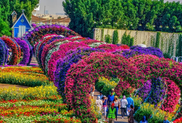 Dubai Vae November 2019 Menschen Einem Mit Blumen Geschmückten Objekt — Stockfoto