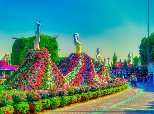 Dubai Uae November 2019 Ballerina Rotated Statues Decorated Flowers Garden — Stock Photo, Image
