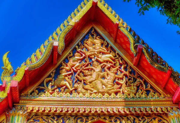 Kolorowe Dekoracje Świątyni Buddyjskiej Przedstawiające Scenę Dawnych Czasów Bangkoku Tajlandia — Zdjęcie stockowe