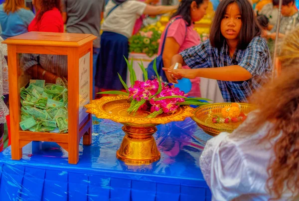 BANGKOK, THAILAND, 31 Aralık 2019: Bangkok, Tayland 'daki Budist tapınağında dini tören sırasında insanlar.