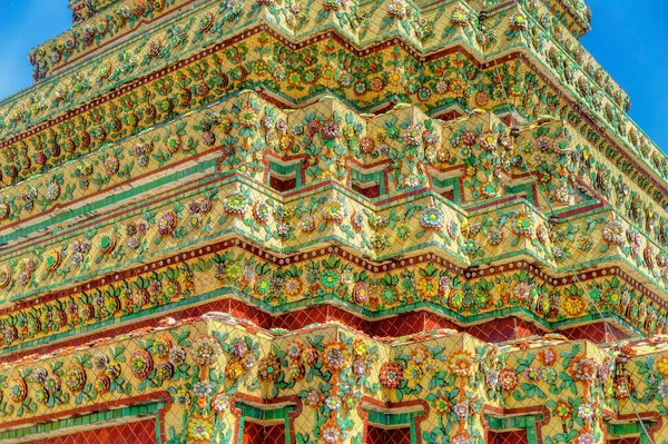 Kolorowe Tradycyjne Dekoracje Buddyjskich Strukturach Świątynnych Bangkoku Tajlandia — Zdjęcie stockowe