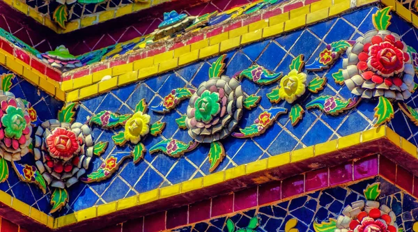 Kolorowe Tradycyjne Dekoracje Buddyjskich Strukturach Świątynnych Bangkoku Tajlandia — Zdjęcie stockowe