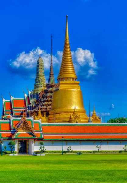 Bangkok, Tayland 'daki Kraliyet Sarayı' nın içindeki diğer şablon binalarla birlikte altın kaplamalı Chedi yapısı..