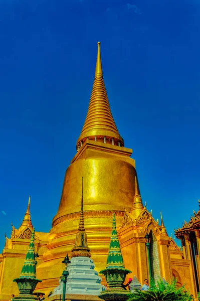 Estrutura Chedi Revestida Ouro Dentro Palácio Real Bangkok Tailândia — Fotografia de Stock