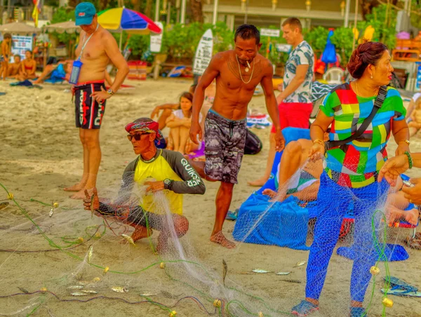 Phuket Tailandia Enero 2020 Pescadores Locales Sacan Peces Red Playa — Foto de Stock