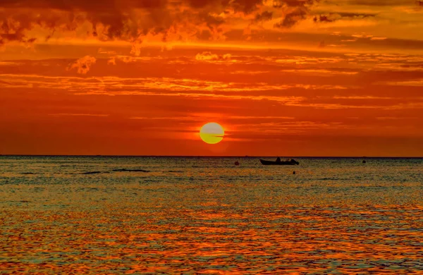 Schöner Sonnenuntergang Ende Eines Heißen Wintertages Strand Von Phuket Thailand — Stockfoto