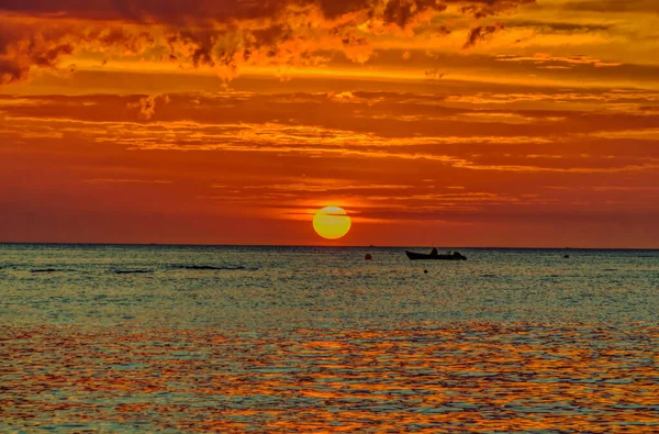 Hermosa Puesta Sol Final Del Caluroso Día Invierno Playa Phuket — Foto de Stock