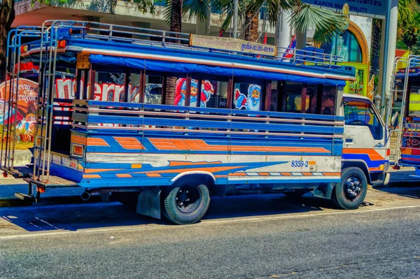 PHUKET, THAILAND, Ocak 04 2020: Phuket, Tayland 'da otobüs durağına park edilmiş yerel bir ulaşım otobüsü.