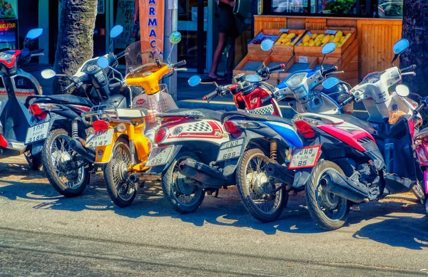 Phuket Thailand Janeiro 2020 Pequenos Scooters Alugados Expostos Nas Ruas — Fotografia de Stock