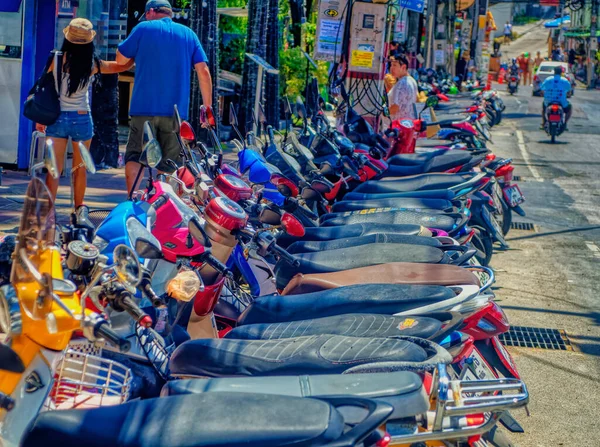 Phuket Thailand Janeiro 2020 Pequenos Scooters Alugados Expostos Nas Ruas — Fotografia de Stock