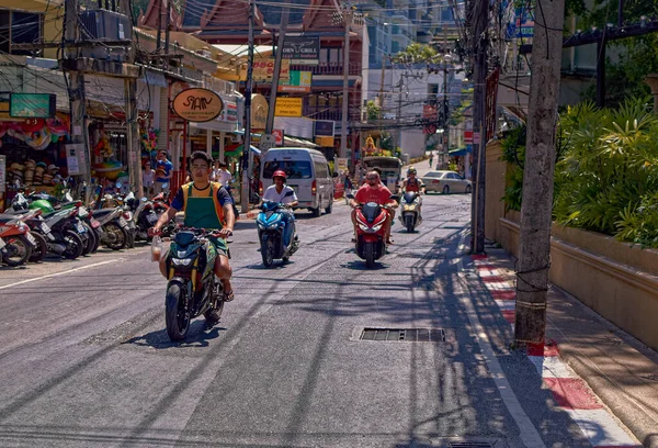 PHUKET, THAILAND, Ocak 04 2020 Sıcak kış günü scooterlı turistler Phuket, Tayland 'da günlük trafiğe katılıyor.