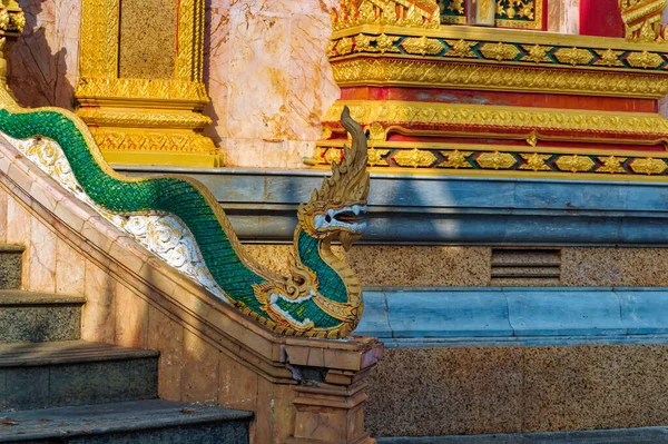 Tradicional Tailandês Templo Serpente Como Decoração Entrada Templo Phuket Tailândia — Fotografia de Stock