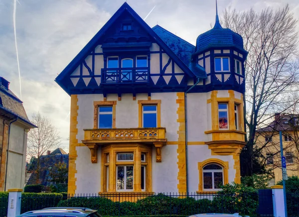 FRANKFURT AM MAIN, GERMANY, 15 Şubat 2020: Frankfurt am Main, Almanya 'da nehir kıyısında yer alan geleneksel Alman tarzı özel ev. 