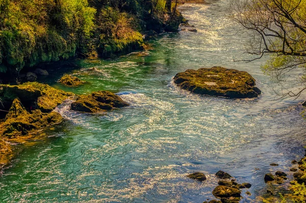 Pietre Rocce Fiume Verde Montagna Durante Soleggiata Giornata Primaverile — Foto Stock