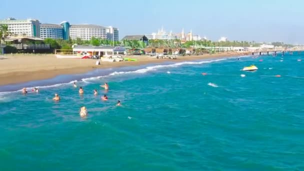 Antalya Turkey Augustus 2020 Mensen Zwemmen Zee Tijdens Hete Zomerdag — Stockvideo