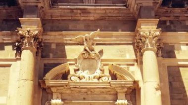 DUBROVNIK, CROATIA, Temmuz 06 2020: Hırvatistan 'ın Dubrovnik kentindeki katedralin önünde yer alan bir melek heykeli.