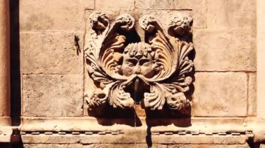 Hırvatistan 'ın Dubrovnik kentindeki eski kentte antika süslemeli antik çeşme.