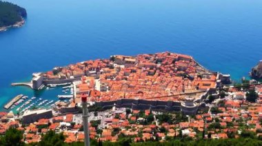 Yaz boyunca eski Dubrovnik kasabasında teleferiğin tepesinden hava manzarası.