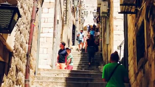 Dubrovnik Kroatia Lipca 2020 Turyści Podczas Zwiedzania Wąskich Uliczek Starego — Wideo stockowe