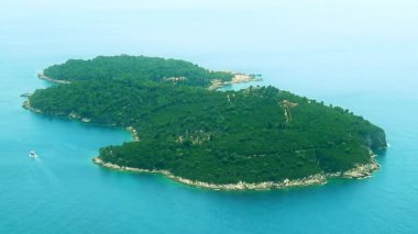 Lokrum adası üzerindeki teleferiğin tepesinden ve yaz boyunca eski Dubrovnik kasabasının bir kısmından hava manzarası..