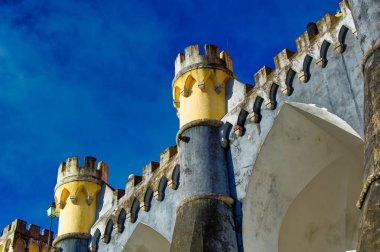 Sintra, Portekiz, Ocak 05 2024: Gündüz vakti Portekiz, Sintra 'da Pena Sarayı detayları.