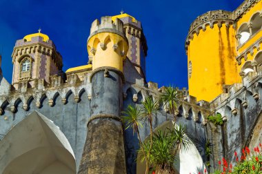 Sintra, Portekiz, Ocak 05 2024: Gündüz vakti Portekiz, Sintra 'da Pena Sarayı detayları.