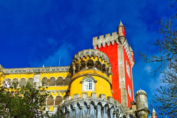 Sintra, Portekiz, Ocak 05 2024: Gündüz vakti Portekiz, Sintra 'da Pena Sarayı detayları.