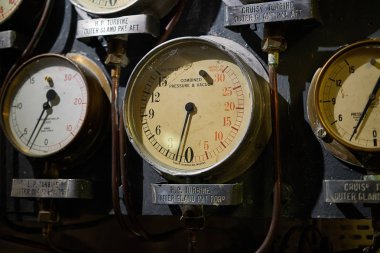 Bir komut odada Vintage ölçü aygıtları