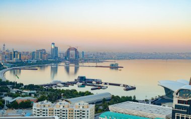 Modern Bakü şehir gece ışıkları yukarıdan 4.