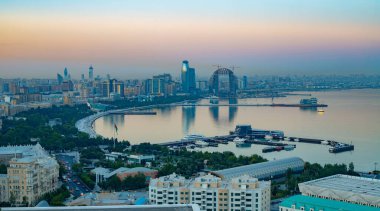 Modern Bakü şehir gün batımı manzarası yukarıdan 3