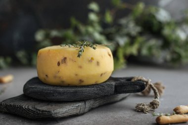Çemen 'li Peynir Kafalı Tahta kesme tahtasındaki tohumlar