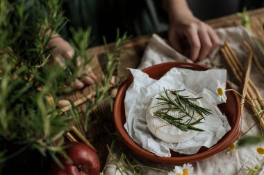 Biberiyeli Camembert peyniri bir fırında..