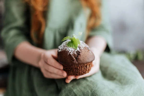 Nas Mãos Cupcake Chocolate Decorado Com Uma Folha Verde — Fotografia de Stock