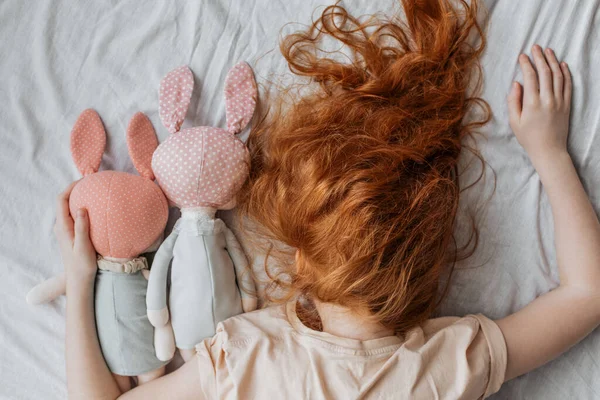 Red Haired Girl Hugging Her Dolls While Lying Bed — Stock Photo, Image