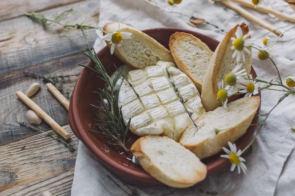 Queijo Brie Assado Com Pão Torrado Prato Barro — Fotografia de Stock