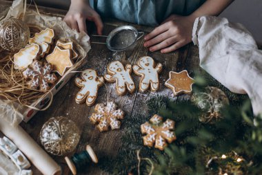 Noel süsüsüyle süslenmiş masaya üç tane zencefilli ekmek koy..