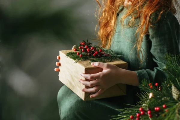 Nas Mãos Uma Criança Presente Natal Decorado Com Galho Pinho — Fotografia de Stock