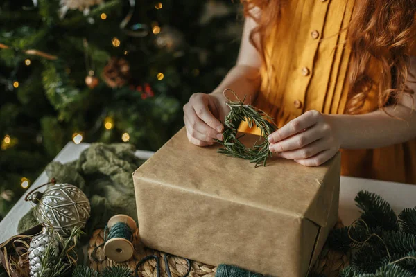 Las Manos Los Niños Sostienen Regalo Papel Kraft Fondo Decoración —  Fotos de Stock