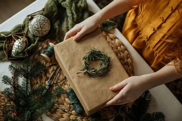 Mãos Das Crianças Seguram Presente Papel Kraft Fundo Decoração Natal — Fotografia de Stock