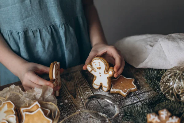 Las Manos Los Niños Juegan Hombre Jengibre Mesa Entre Decoración —  Fotos de Stock